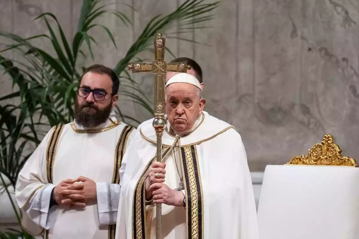 El Papa de Roma aixecant una creu