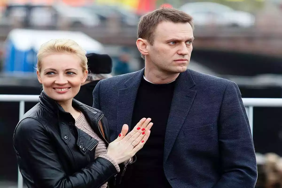 Un dels líders de l'oposició russa Alexei Navalny amb la seva dona Julia participant a la manifestació
