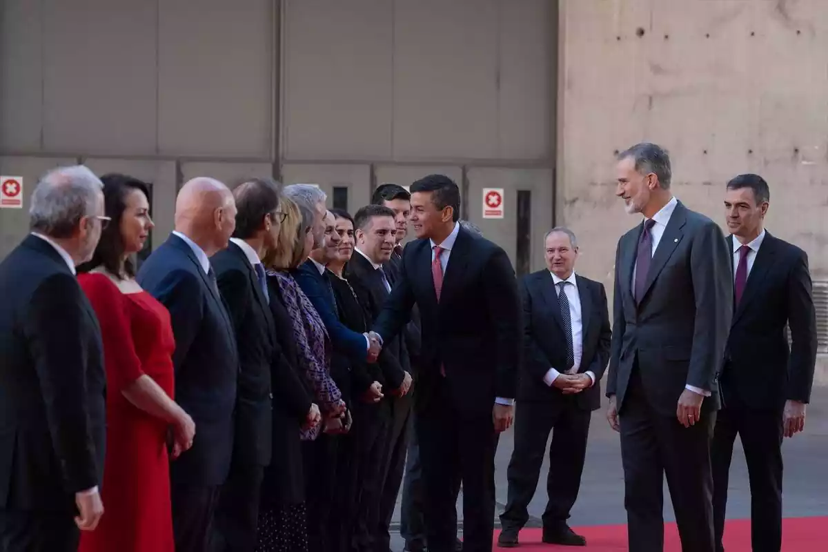 El president del Paraguai, Santiago Peña (4d), El Rei Felip VI (2d), i el president del Govern, Pedro Sánchez (1d); saluden les autoritats en arribar al Mobile World Congress (MWC)