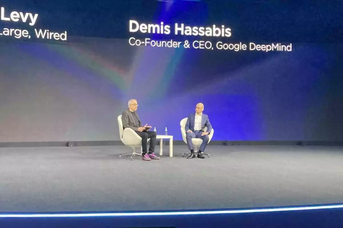 El ceo de Google DeepMind, Demis Hassanis (d), amb l'editor de Wired Steven Levy.