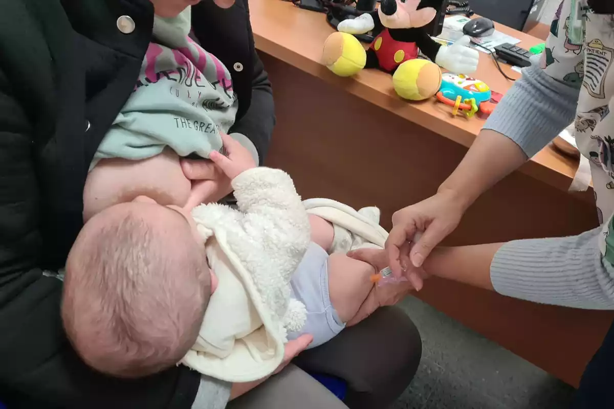 Un nadó rep la vacuna contra la tosferina