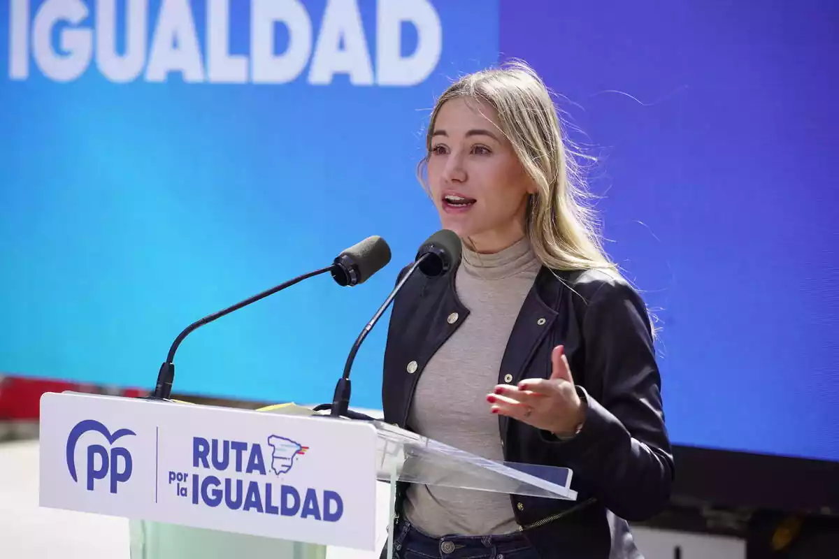 La vicesecretària de Mobilització i Repte Digital del PP nacional, Noelia Núñez, intervé durant un acte de 'La Ruta per la igualtat' del Partit Popular, a la plaça de Sant Bartomeu, a 15 de març de 2024