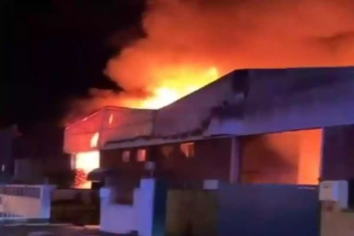 Incendi d'una nau en un polígon al Vendrell (Tarragona)