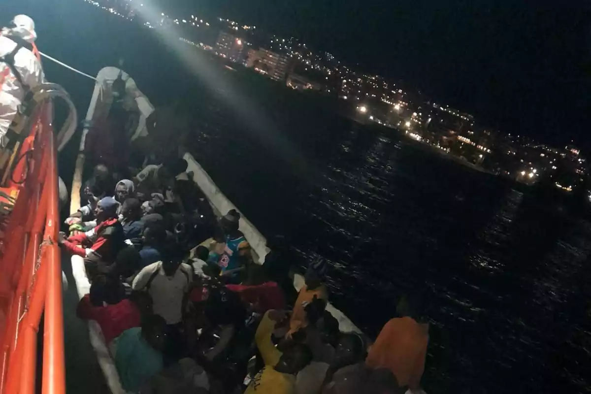 La salvamar Macondo rescata 50 migrants que anaven a bord d'una piragua a prop de Gran Canària