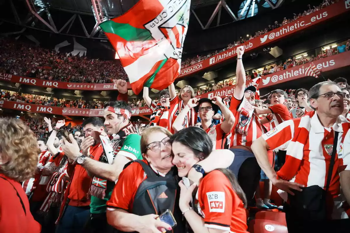 Aficionats de l'Athletic Club de Bilbao celebren la victòria del seu equip després de guanyar la Copa del Rei