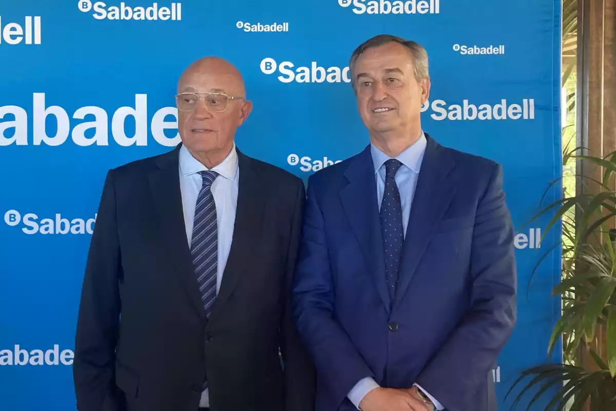 El president de Banc Sabadell, Josep Oliu, i el conseller delegat, César González-Bueno
