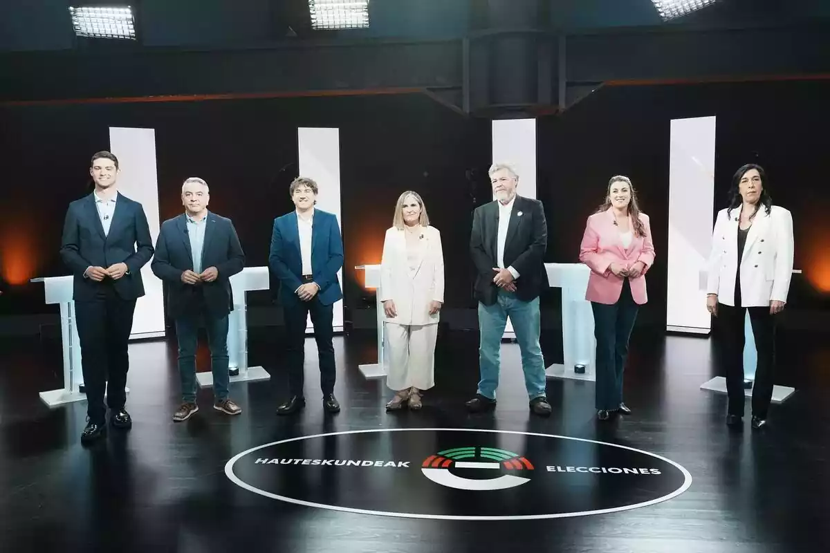 El cap de llista de l'EAJ-PNB per Àlaba, Joseba Díez Antxustegi; el candidat del PP a Lehendakari, Javier de Andrés; el candidat del PSE-EE a Lehendakari, Eneko Andueza; el cap de llista d'EH Bildu per Gipuzkoa, Nerea Kortajarena Ibañez; el coordinador federal d'Alianza Verde, Juantxo López d'Uralde; la candidata de Sumar a Lehendakari, Alba García i la candidata de VOX a Lehendakari, Amaia Martínez, posen abans del debat electoral per a les eleccions basques del 21A, a l'Azkuna Zentroa-Alhóndiga Bilbao