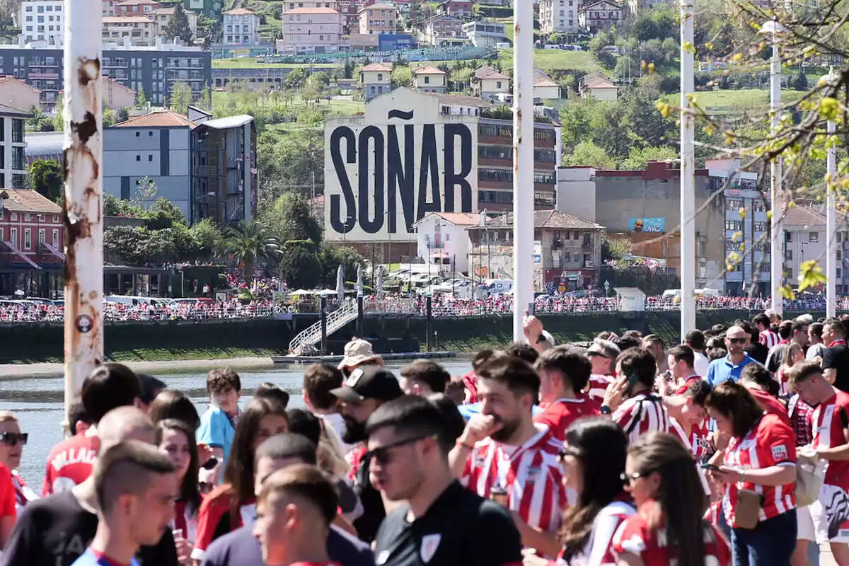 Aficionats esperant la Gabarra a la ria de Bilbao