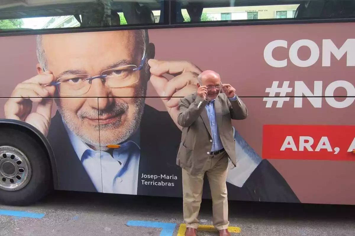 Josep Maria Terricabras candidat ERC abans el seu bus de campanya