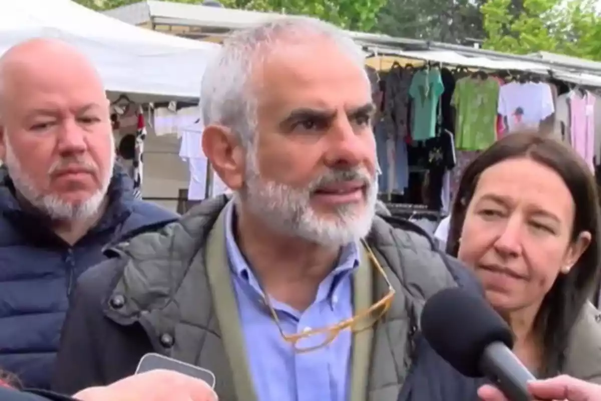 El candidat de Cs a les eleccions catalanes, Carlos Carrizosa, en una atenció als mitjans a Badia del Vallès