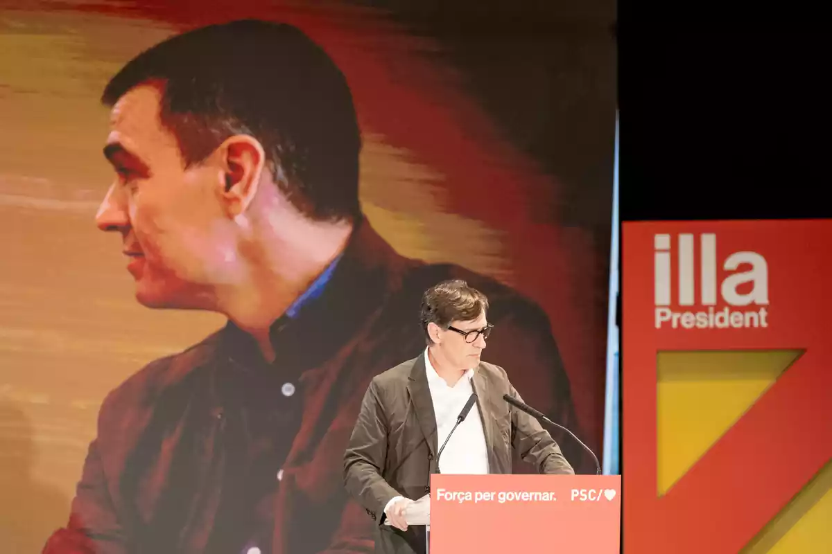 El candidat del PSC a les eleccions catalanes, Salvador Illa, intervé durant un acte de campanya electoral del PSC