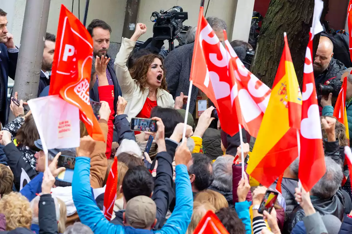 La vicesecretària general del PSOE, María Jesús Montero, se suma a la concentració de suport a Pedro Sánchez després del Comitè Federal
