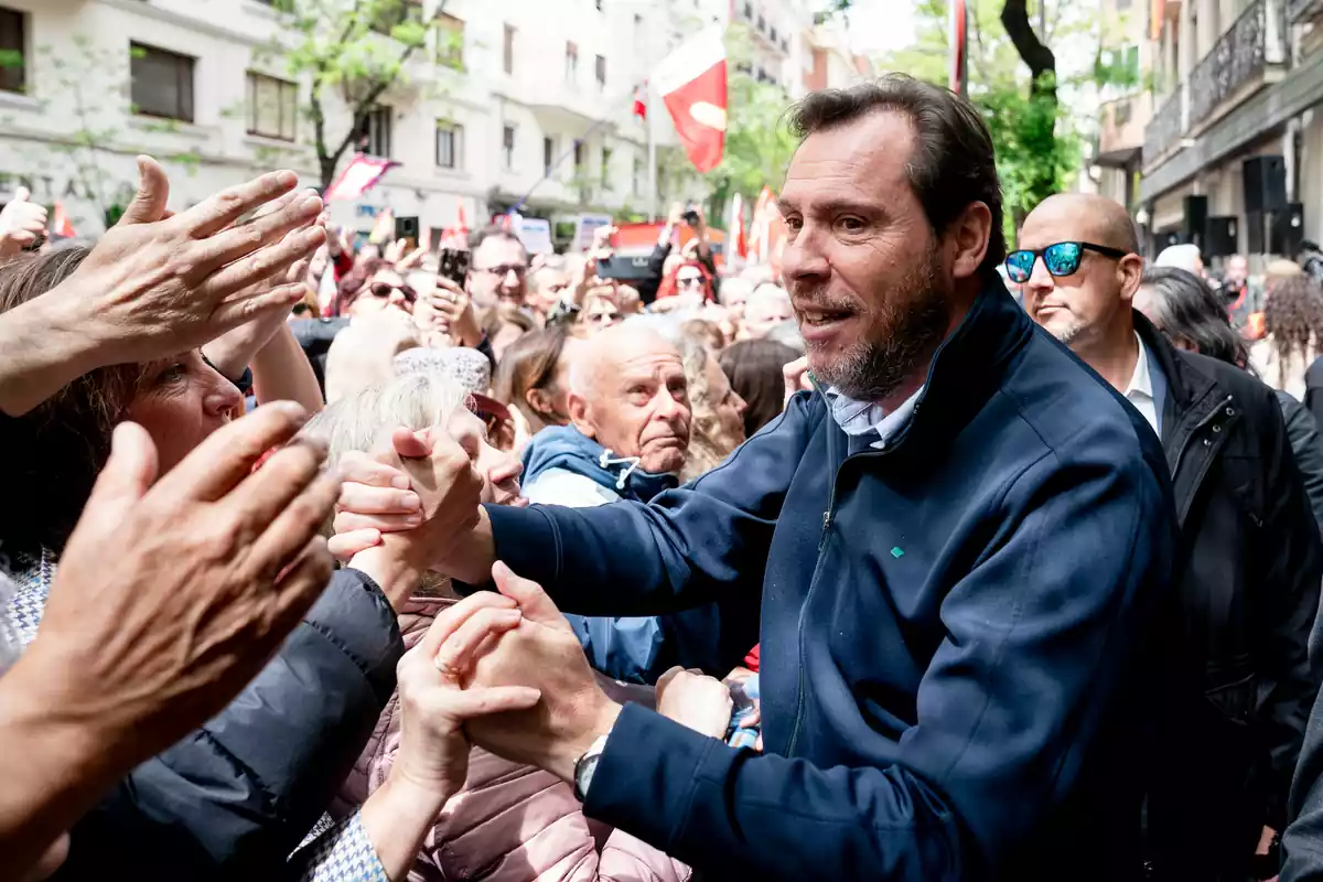 El ministre de Transports i Mobilitat Sostenible, Óscar Puente, durant una concentració al carrer de Ferraz en suport al president del Govern, Pedro Sánchez, a la seu del PSOE