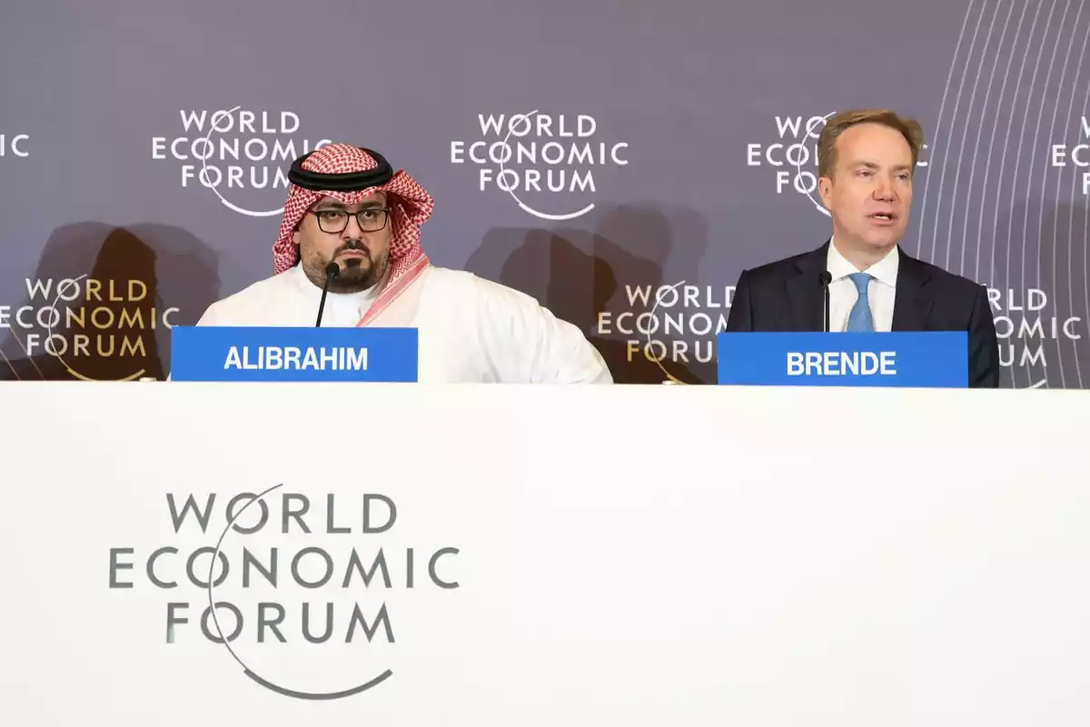 Faisal F. Alibrahim, Ministre d'Economia i Planificació d'Aràbia Saudita, i Borge Brende, President del Fòrum Econòmic Mundial (WEF), assisteixen a la Conferència de Negocis del Fòrum Econòmic Mundial a Riad