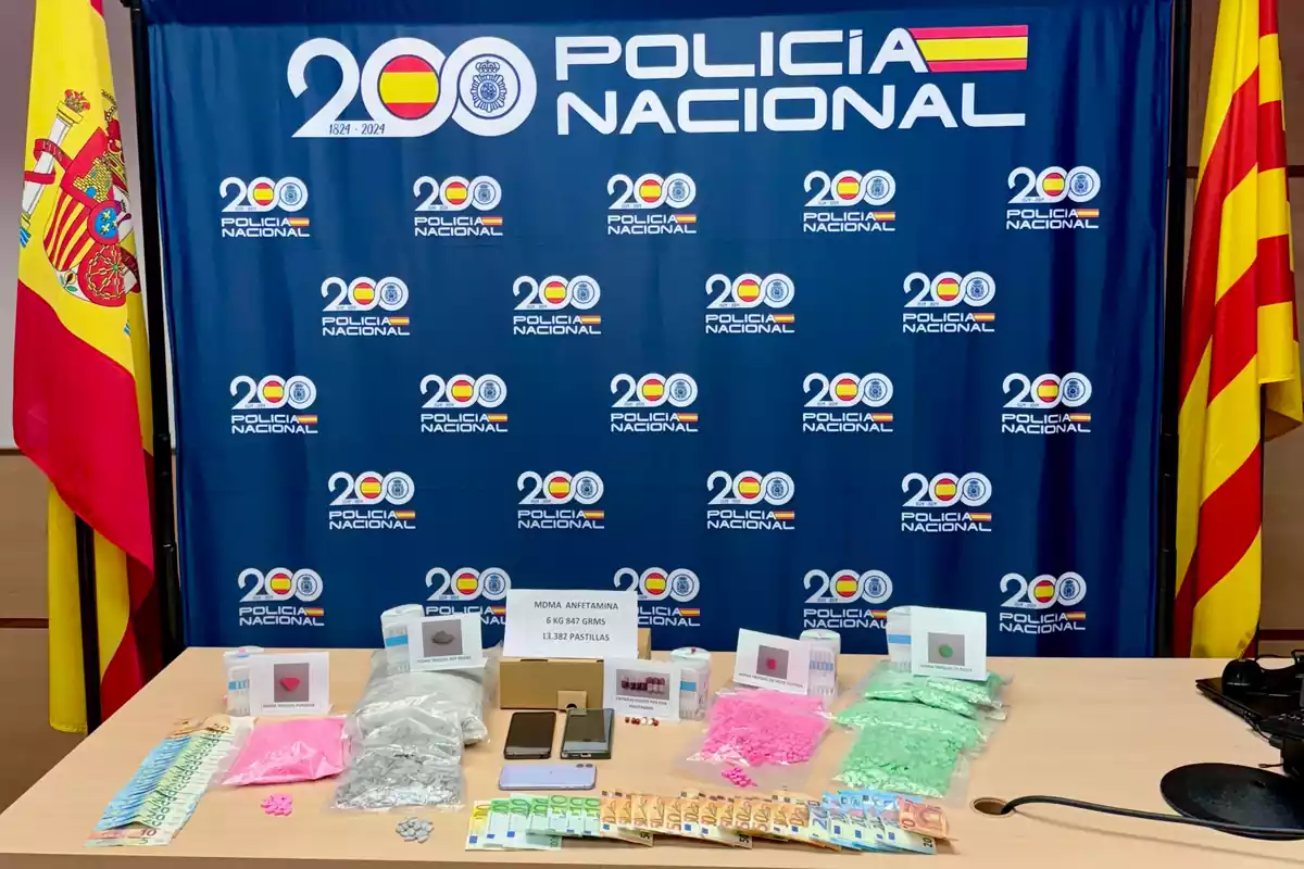 La Policia Nacional deté dues persones a Les (Lleida) per un presumpte delicte de tràfic de drogues després d'aturar-los en un control policial i trobar al maleter del cotxe 13.382 pastilles d'èxtasi.