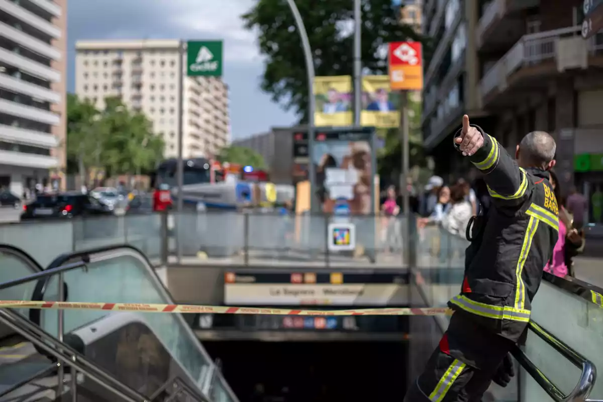 Un bomber a l'estació de Renfe i Metro 'La Sagrera', 12 de maig de 2024
