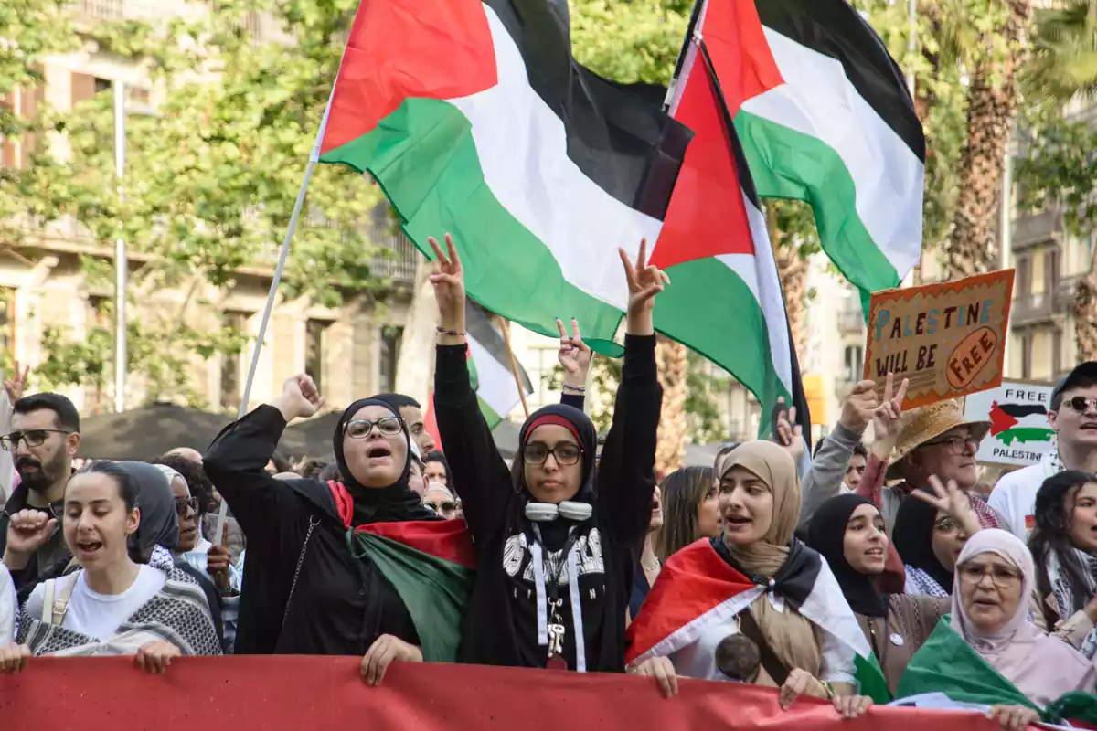 Desenes de persones durant una manifestació a favor de Palestina, a 18 de maig de 2024, a Barcelona
