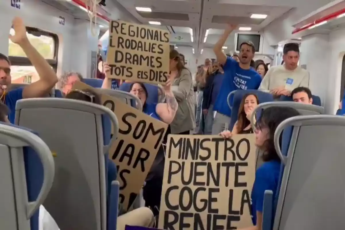Protesta a l'interior d'un tren per exigir millores a Rodalies.