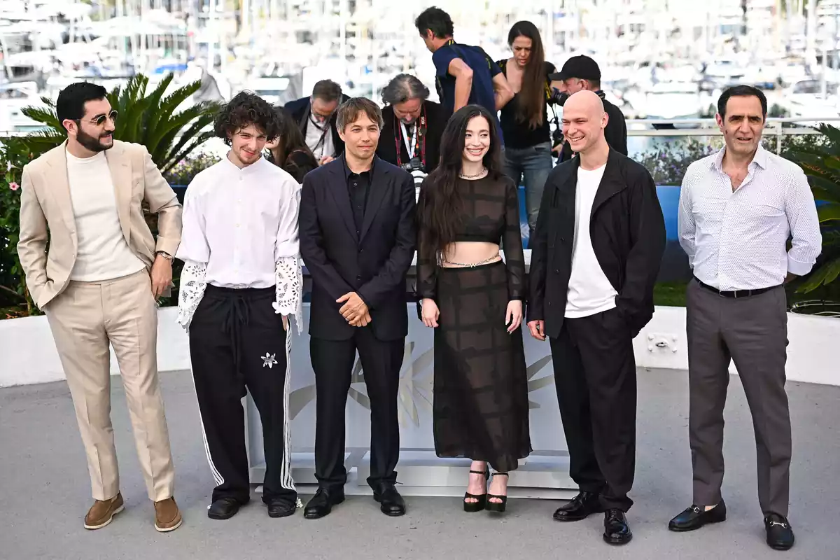 Sean Baker al costat de l'elenc de "Anora" al Festival de Cannes