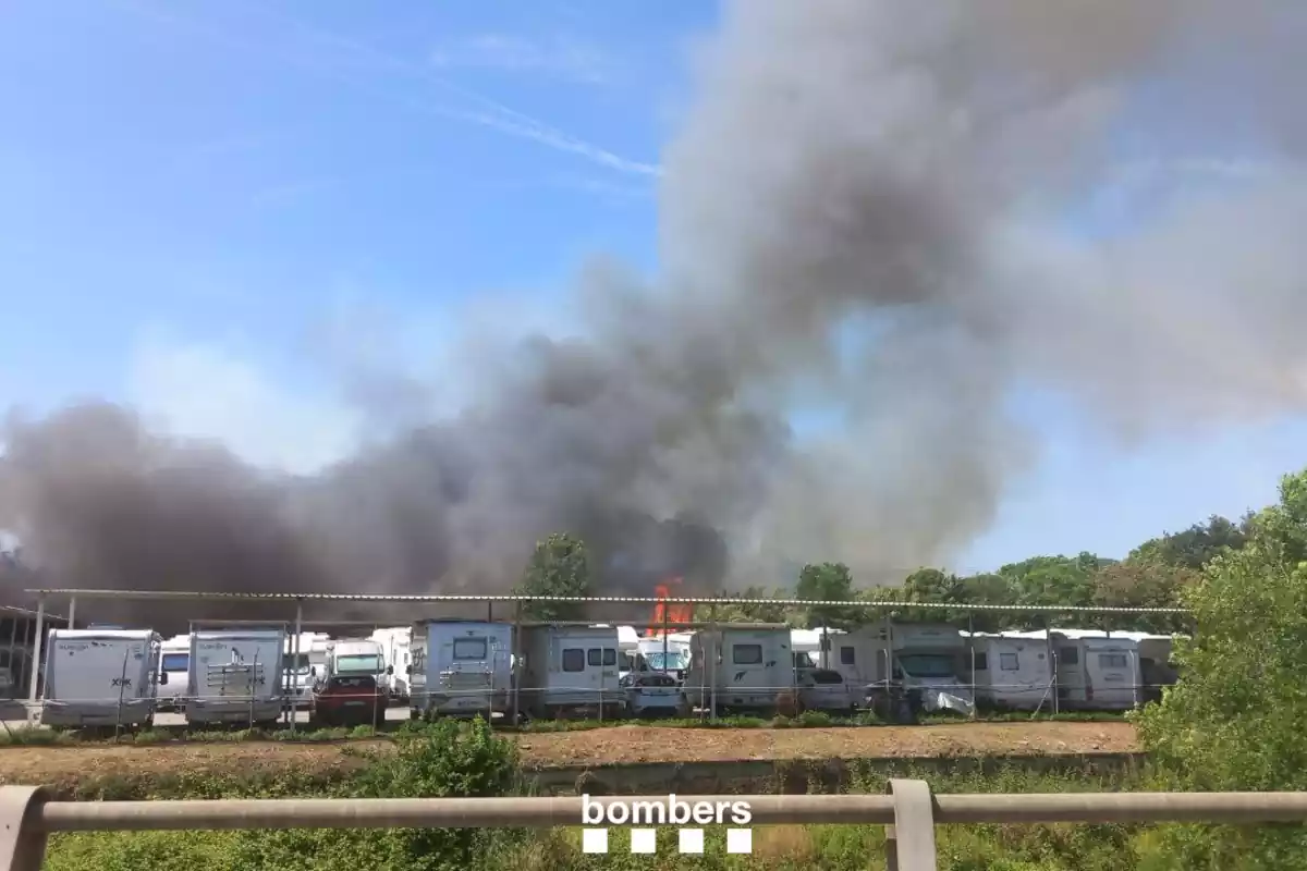 Incendi a una nau industrial d'autocaravanes a Montcada i Reixac (Barcelona)