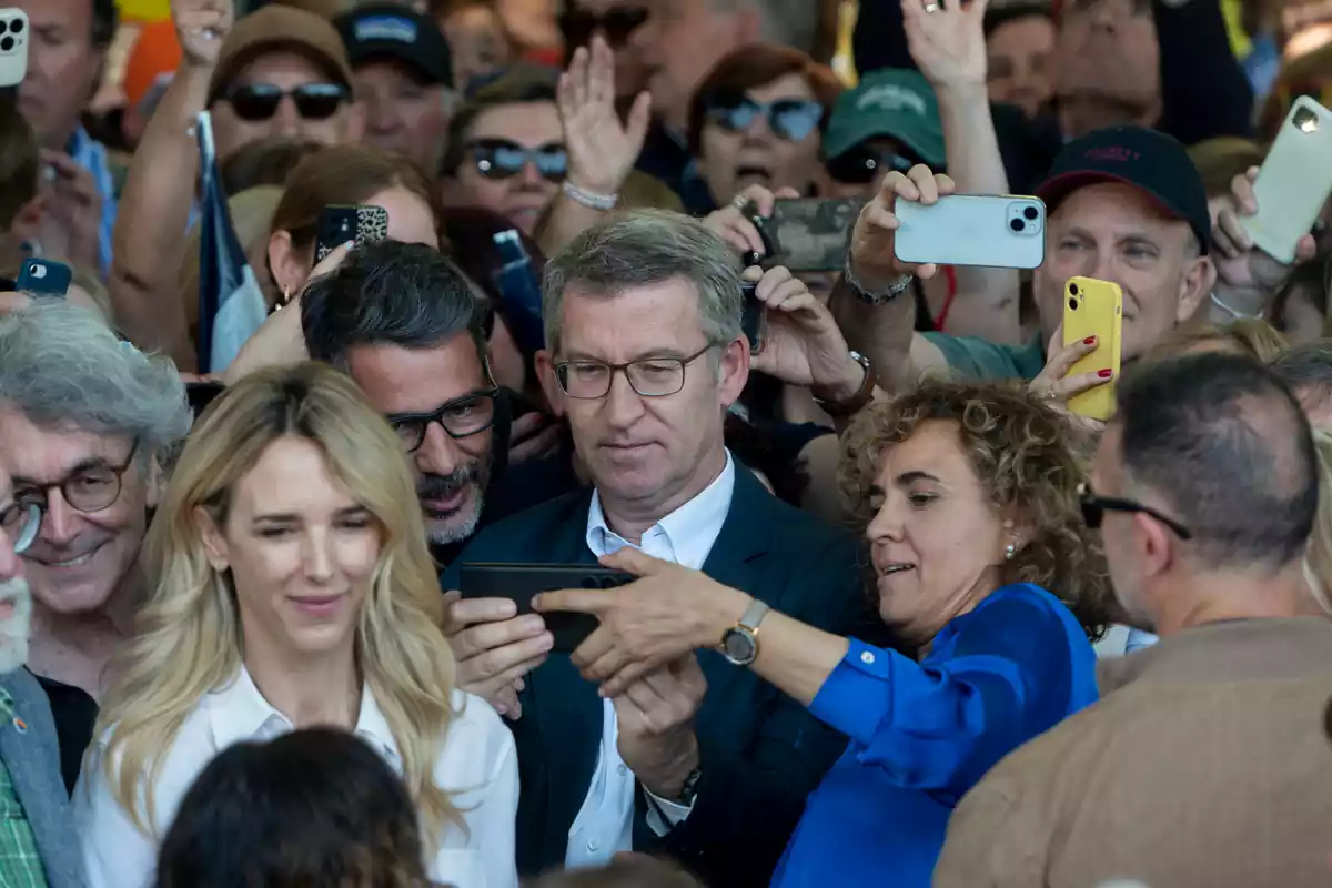 La diputada del PP, Cayetana Álvarez de Toledo (2i), el president del Partit Popular, Alberto Núñez Feijóo (c), i la candidata del PP per a les eleccions europees, Dolors Montserrat (2d), durant una manifestació del PP, a la Porta d'Alcalá, a 26 de maig de 2024, a Madrid