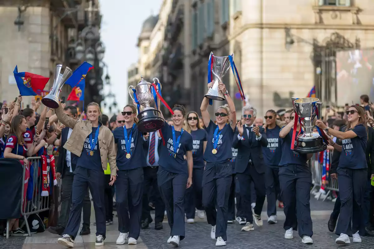 Les jugadores FC Barcelona femení després de guanyar la Champions League arriben al Palau de la Generalitat