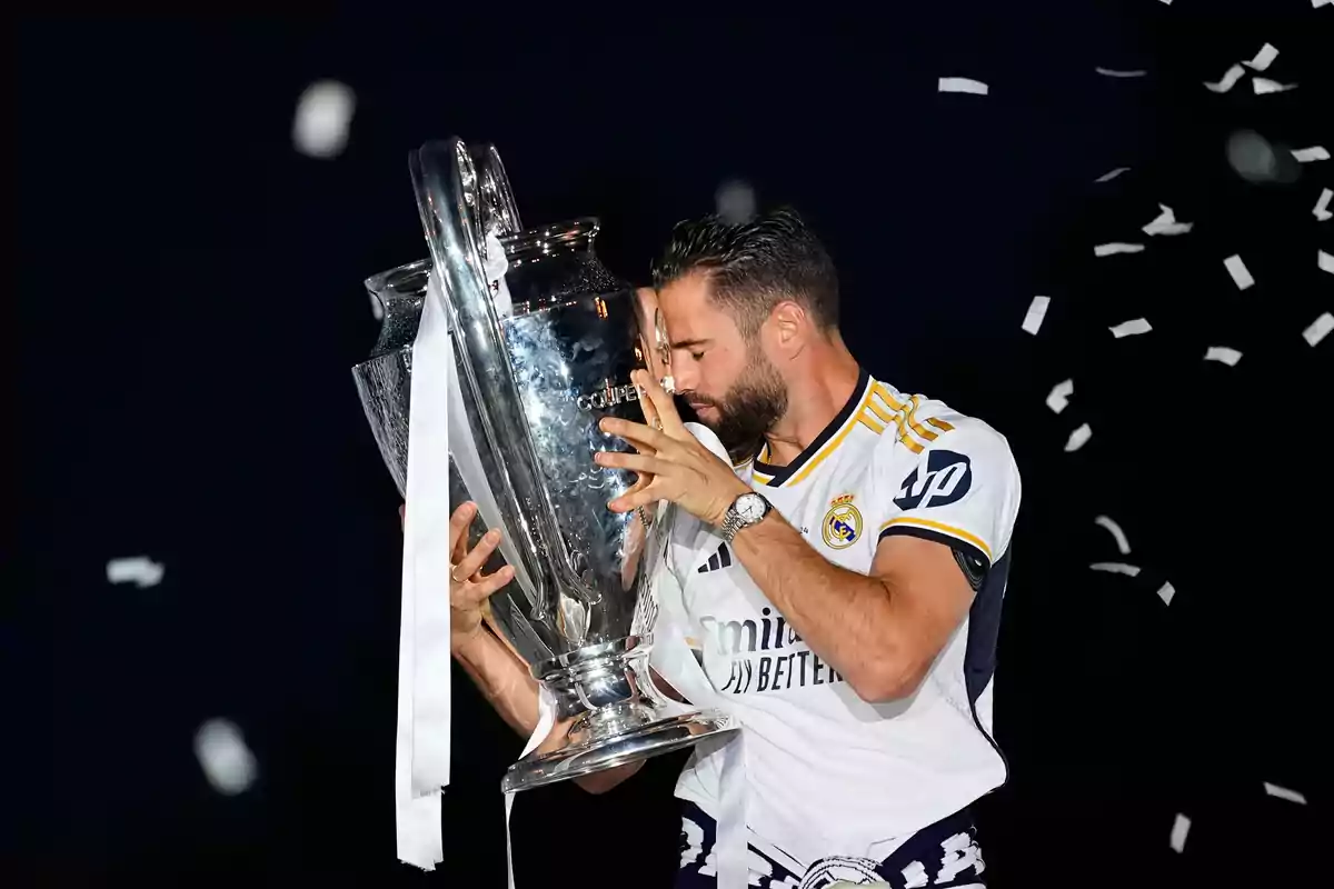 Jugador de futbol del Reial Madrid celebrant amb el trofeu de la Lliga de Campions de la UEFA.