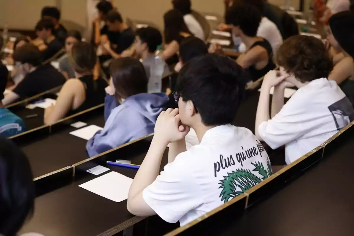 Estudiants esperen per començar un examen de la Selectivitat al Campus Ciutadella de la UPF, a Barcelona