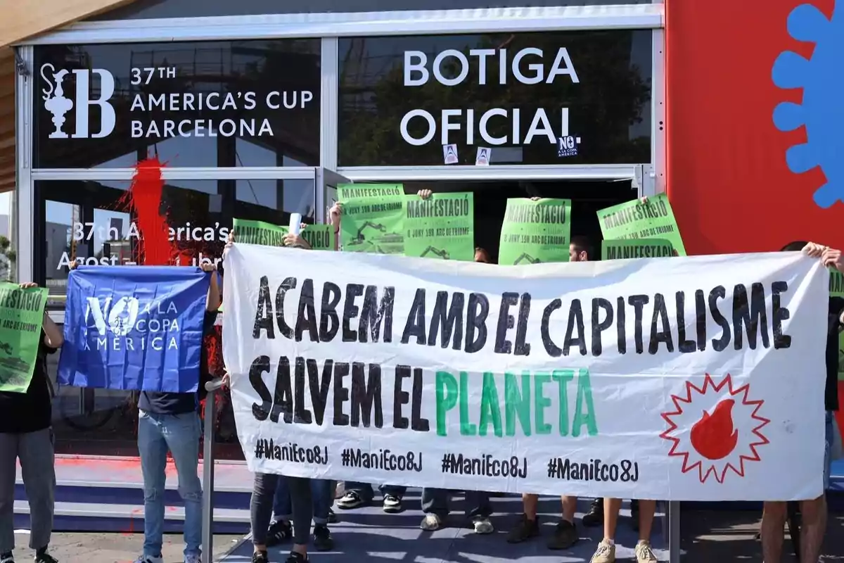 Entitats ecologistes protesten davant de la botiga de la Copa Amèrica a Barcelona