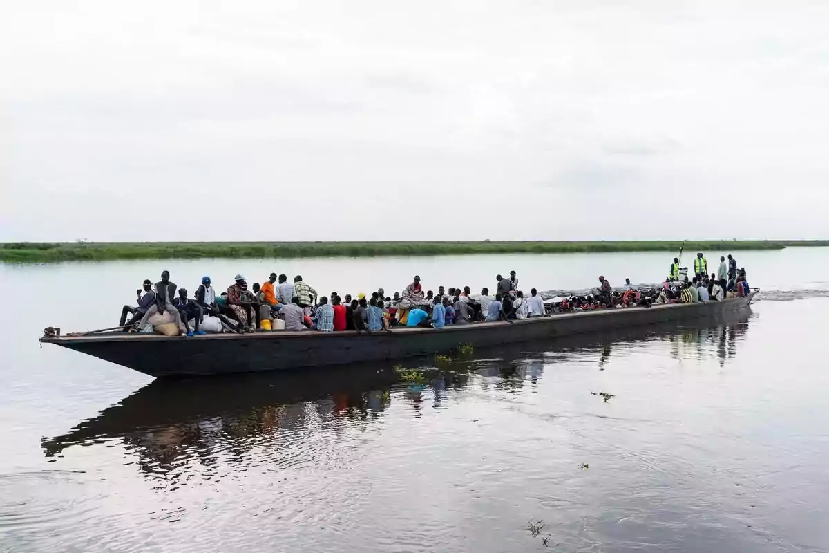 Refugiats sudanesos i retornats del Sudan del Sud prenen una barcassa al port de Renk, Sudan del Sud.