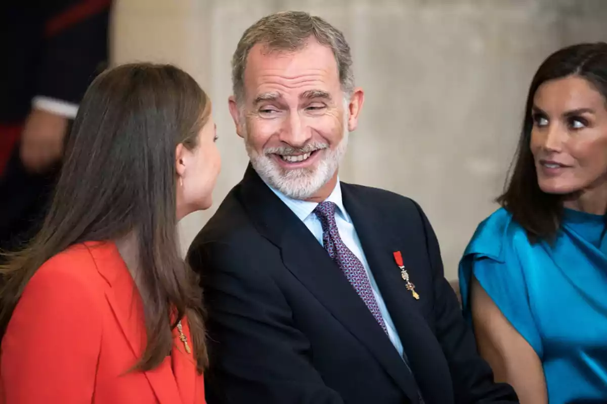 La Princesa Leonor, el Rei Felip VI i la Reina Letizia durant la imposició de condecoracions en ocasió del X aniversari de la Proclamació de Sa Majestat el Rei, al Palau Reial, a 19 de juny de 2024
