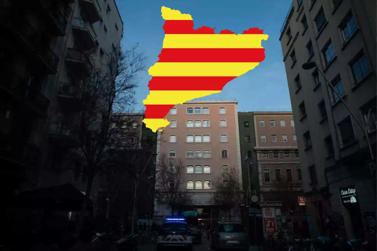 La façana de l'Hospital Clínic amb la bandera de Catalunya