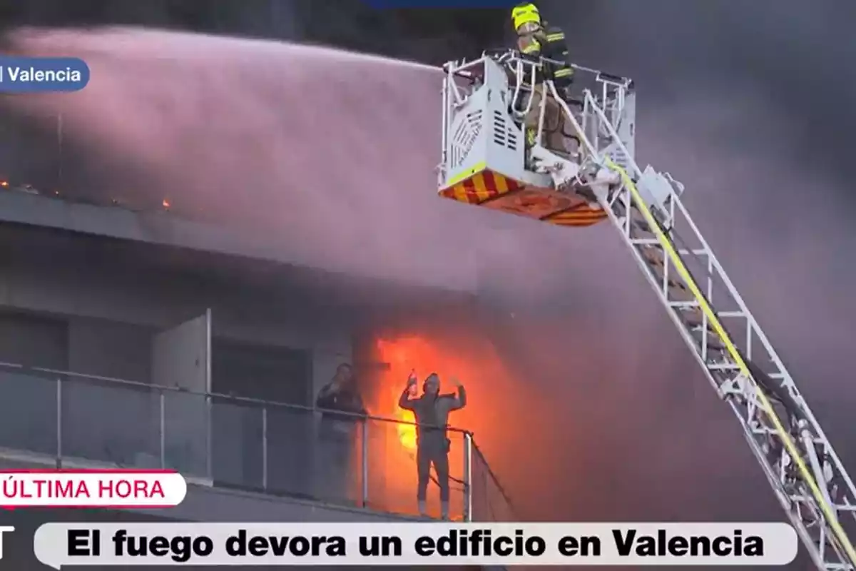 Els bombers intenten rescatar un pare i el seu fill de l'edifici en flames a València