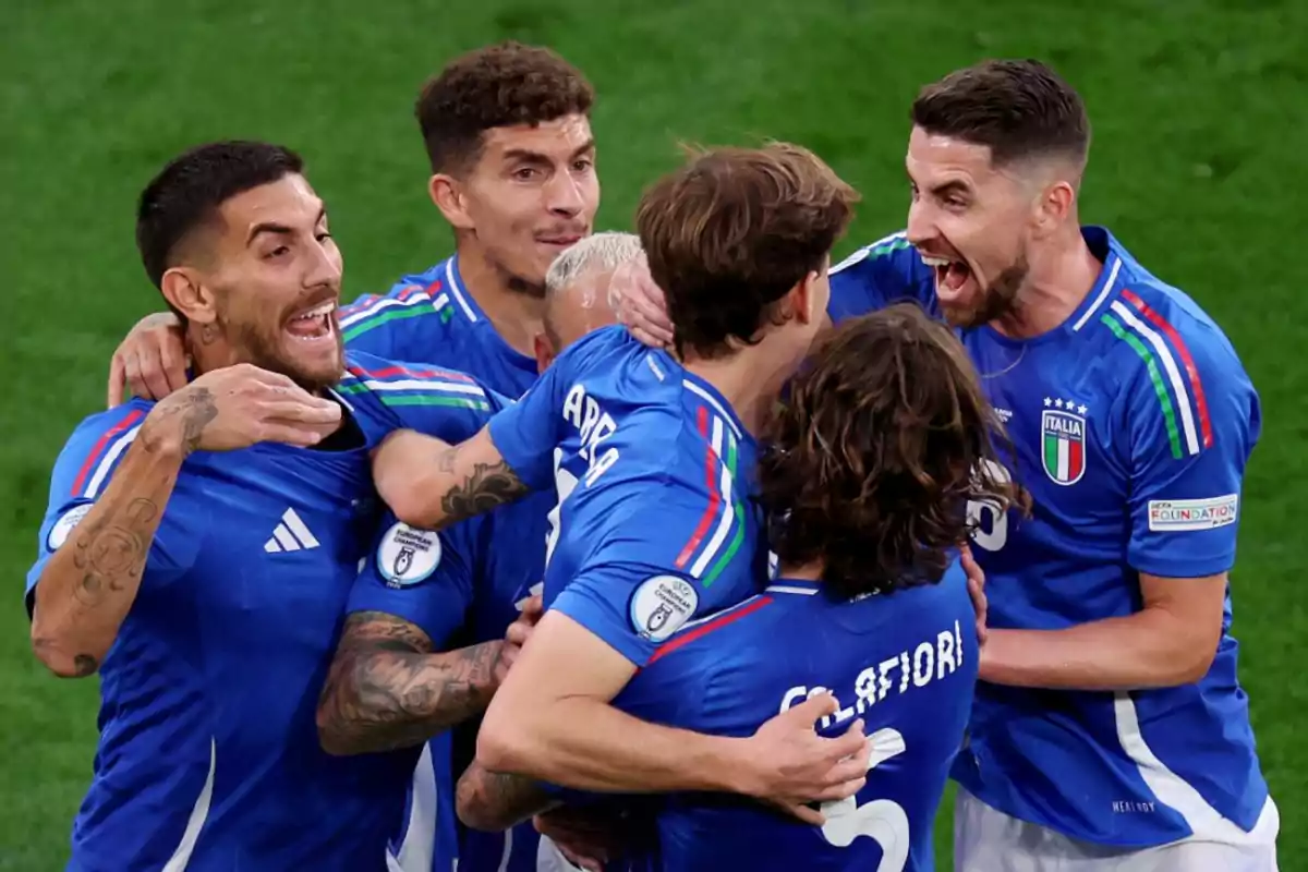 Jugadors de la selecció italiana, celebrant un gol davant d'Albània