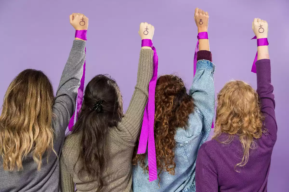 Dones aixecant el puny celebrant el 8M