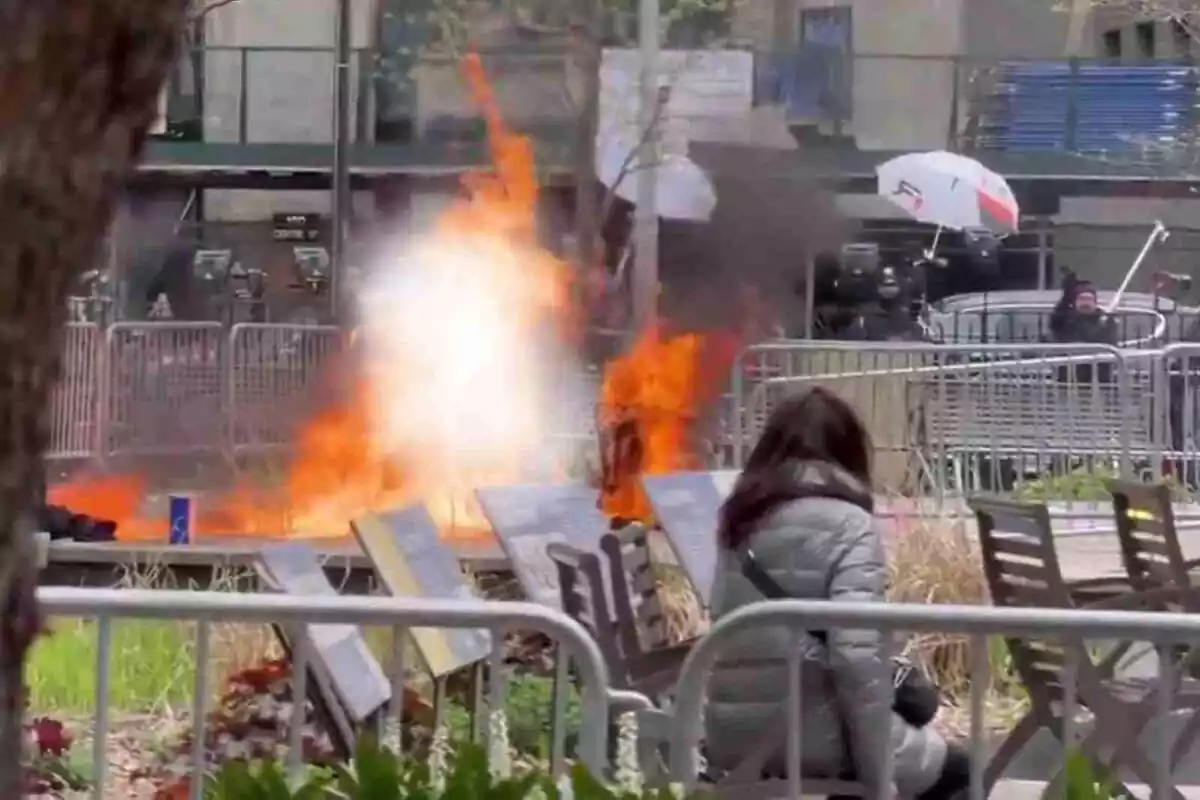 Un home es cala foc davant de l'edifici on se celebra el judici de Trump