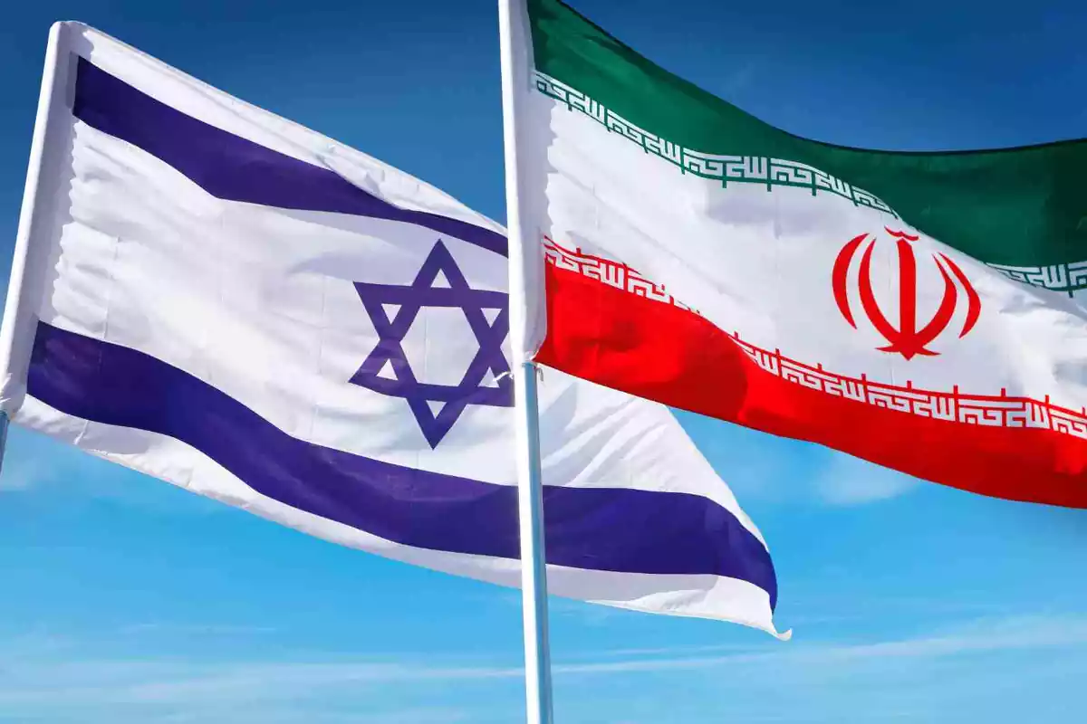 Banderes d'Israel i Iran onejant sobre un cel blau