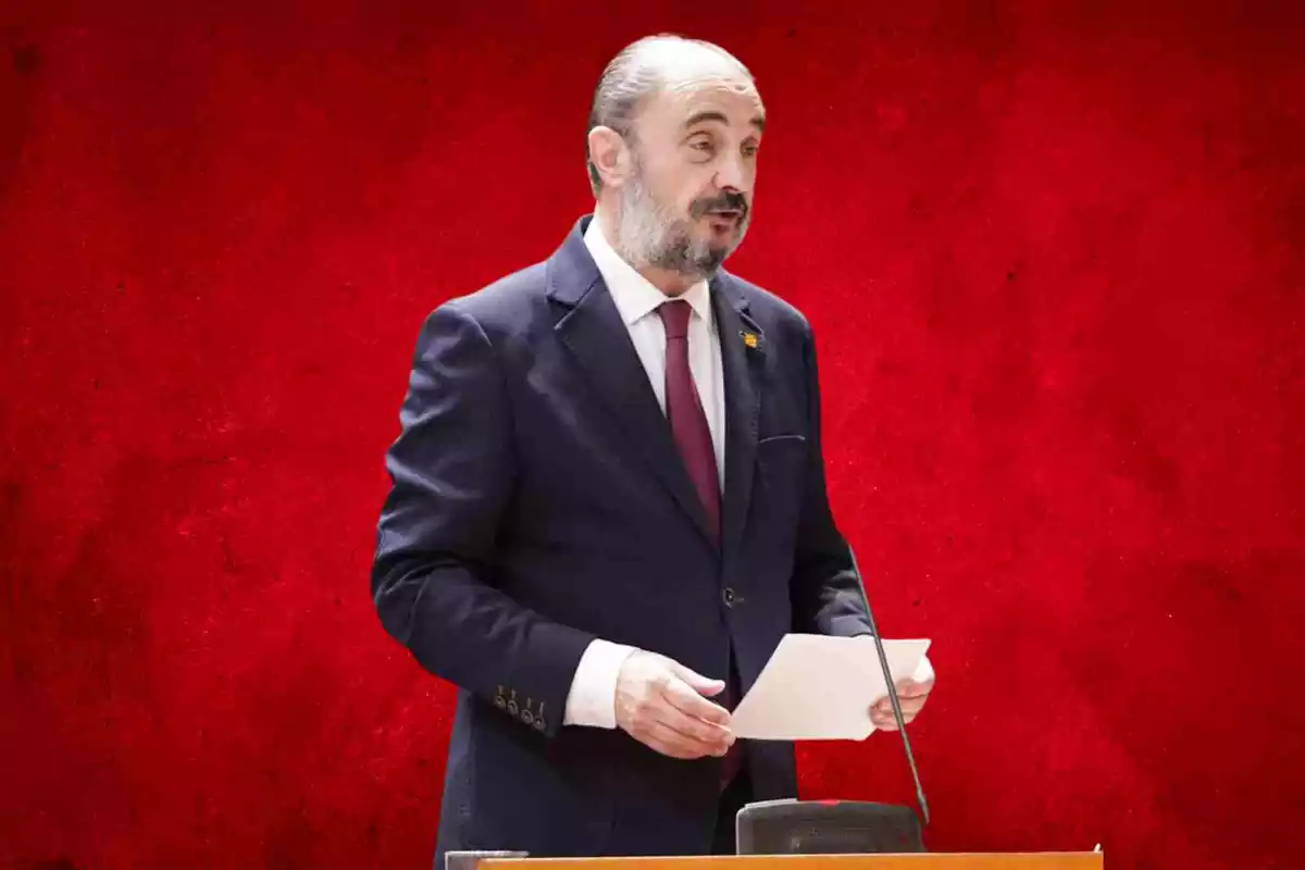 El president d'Aragó, Javier Lambán, sobre un fons vermell