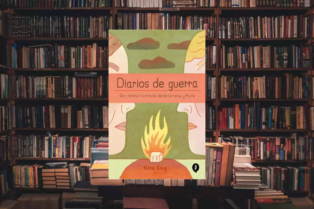 Una biblioteca amb el llibre 'Diarios de Guerra' de Nora Krug