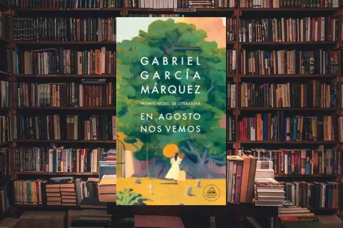 Una biblioteca amb el darrer llibre de Gabriel García Márquez