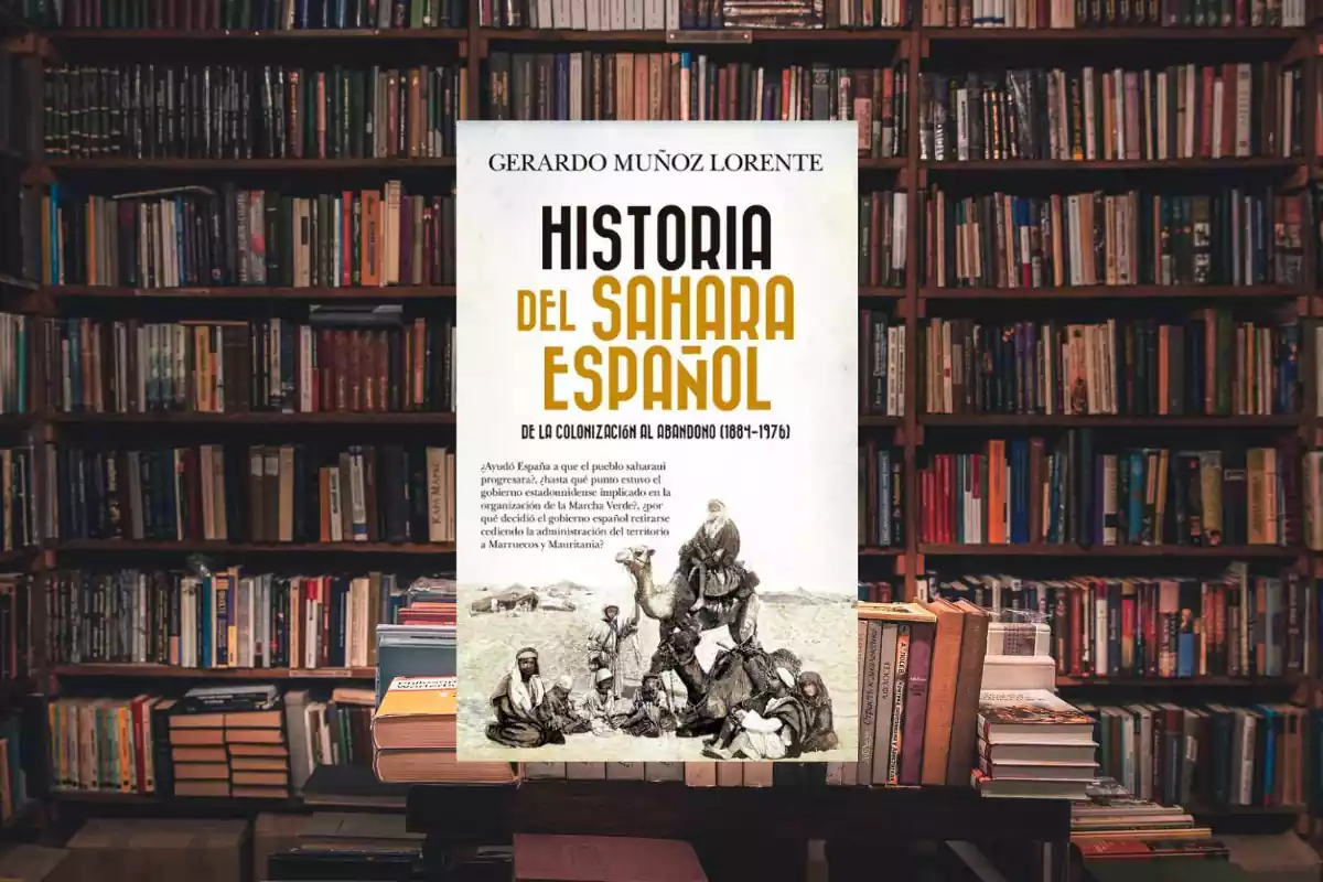 Una biblioteca amb el llibre d''Història del Sàhara espanyol' al centre