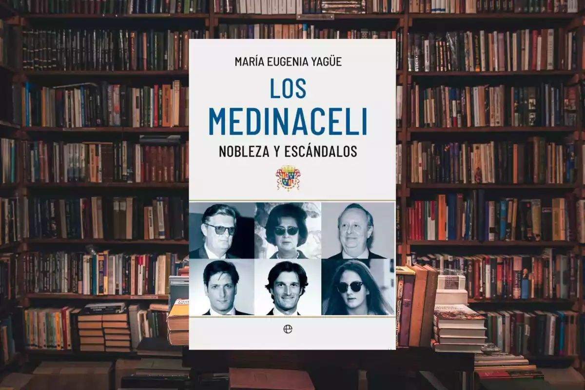 El llibre 'Los Medinaceli, noblesa i escàndols' amb una biblioteca de fons