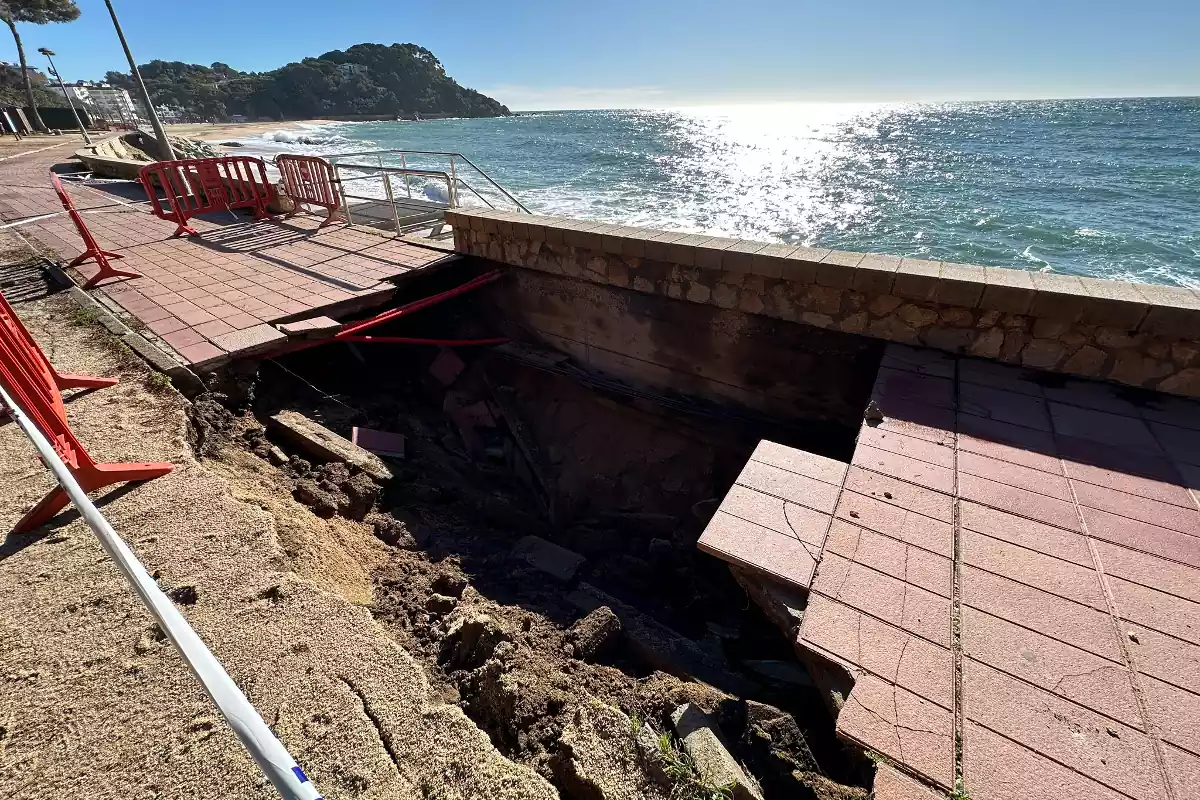 Platja de Lloret de Mar amb un esvoranc després del temporal