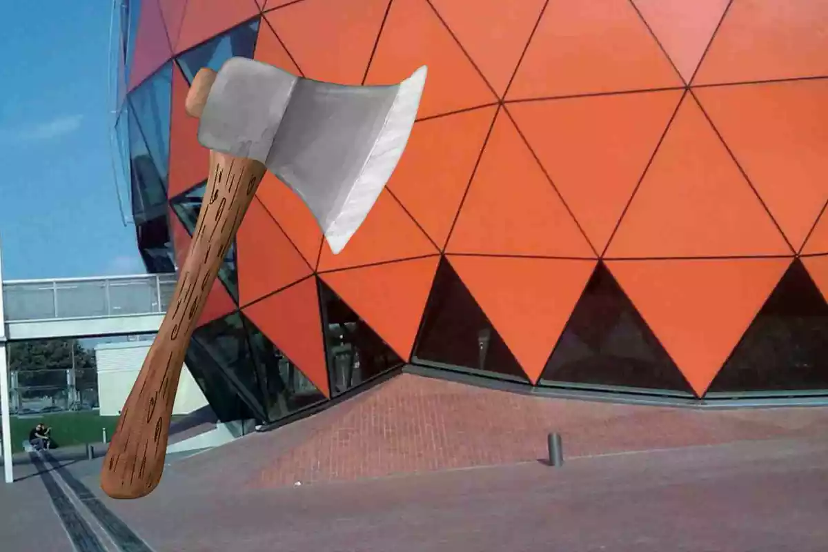 Una destral sobre una imatge del centre comercial Magic