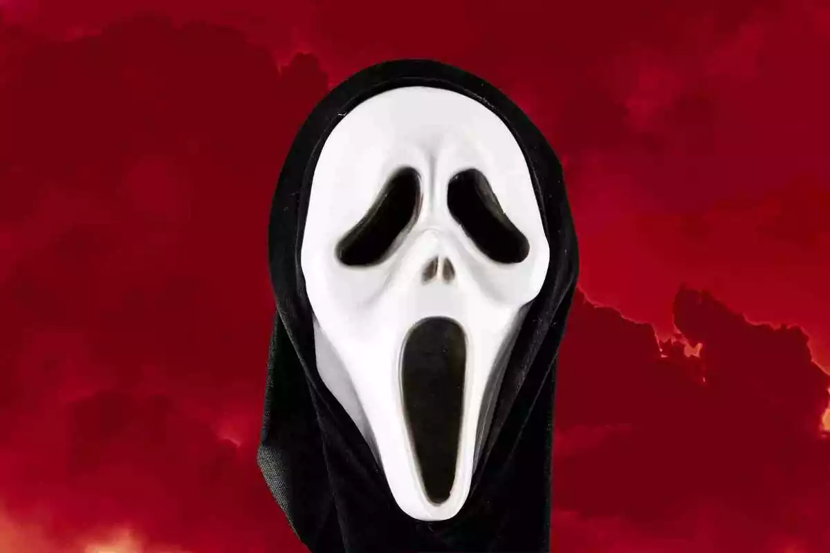 Màscara de Scream sobre un fons vermell