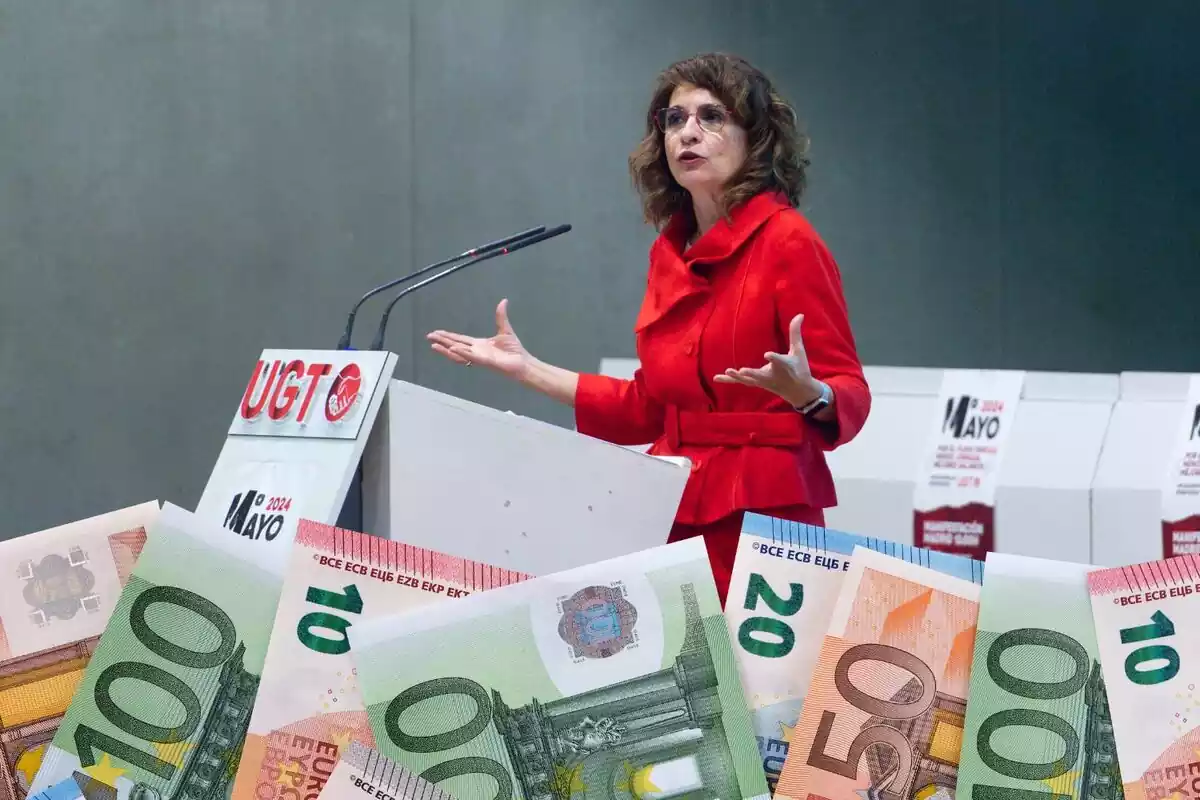 La vicepresidenta primera i ministra d?Hisenda, María Jesús Montero, amb diners