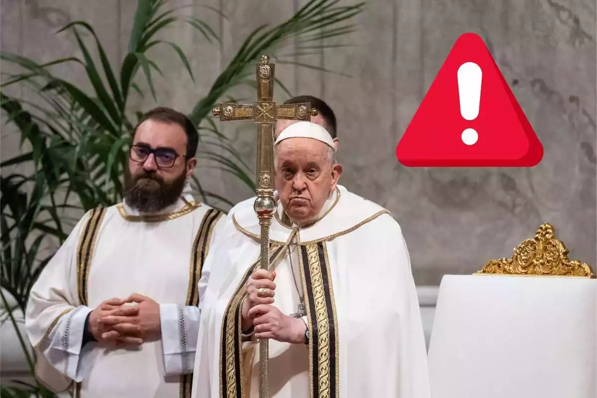 El papa Francesc amb un símbol d'alerta