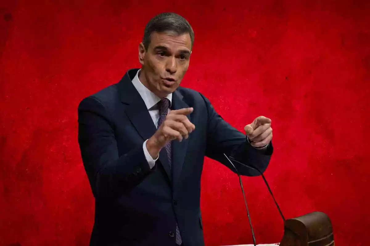 El president del Govern, Pedro Sánchez, sobre un fons vermell
