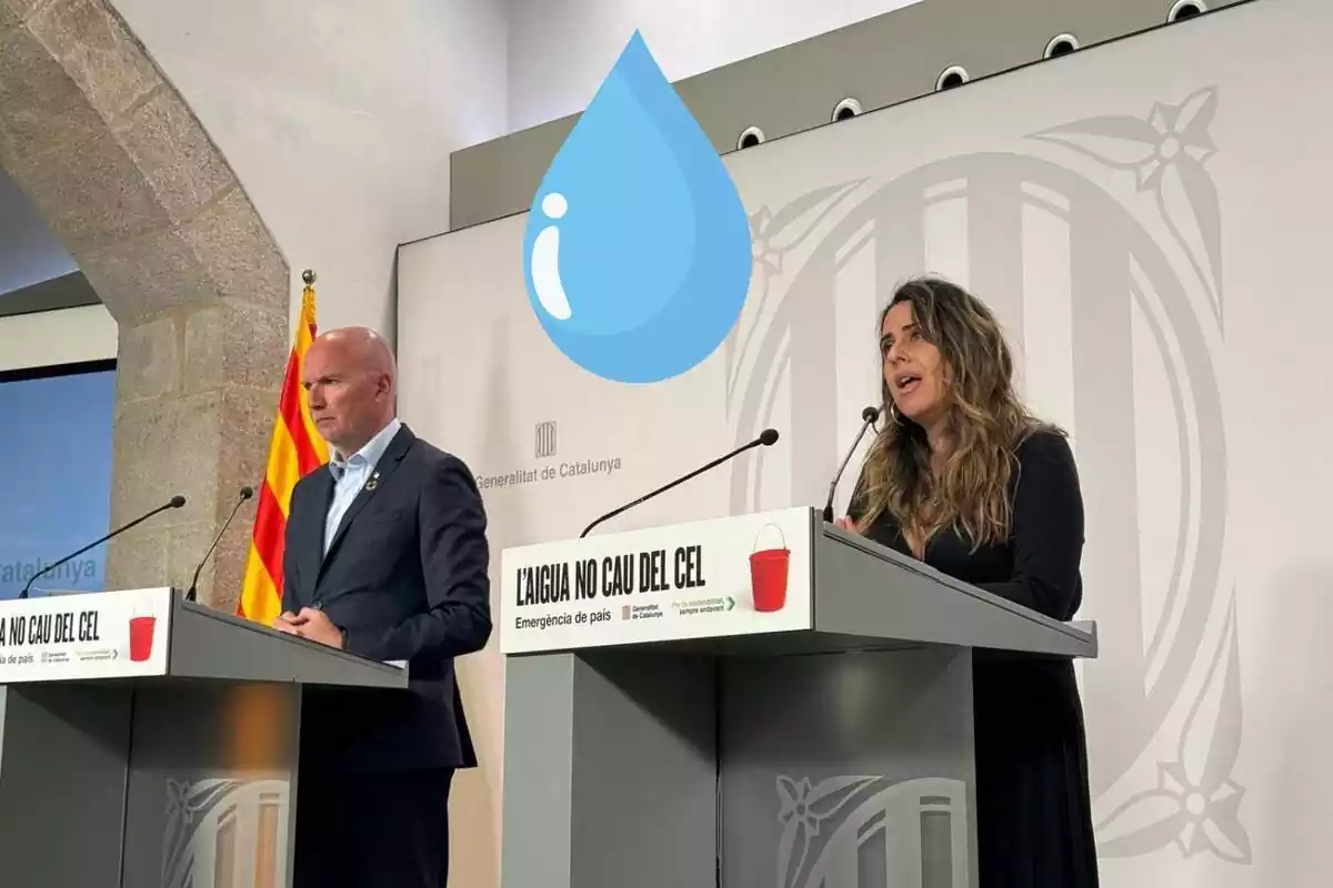Mascort i Plaja en roda de premsa aquest dijous a Govern, amb un símbol d'aigua