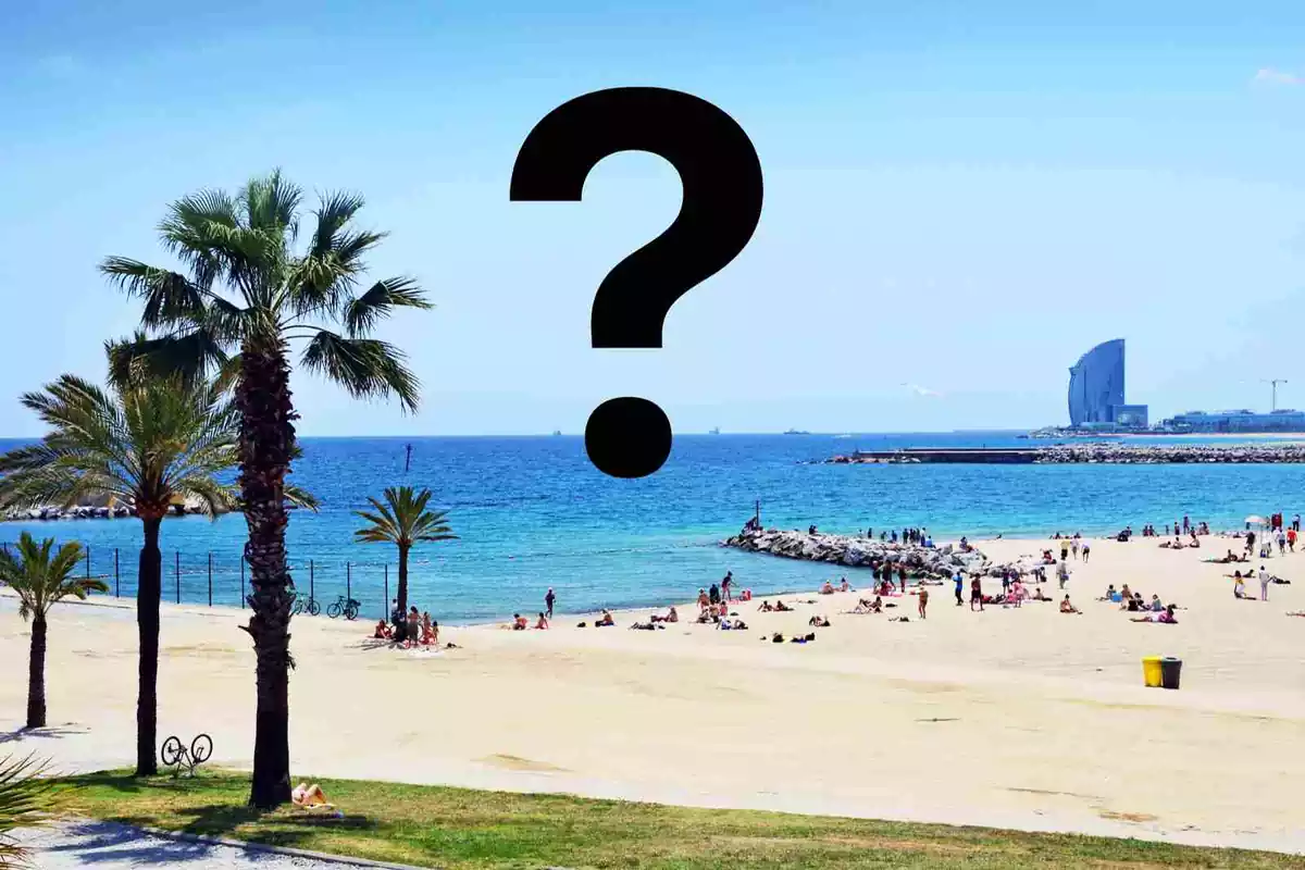 Una platja de Barcelona en un fotomuntatge amb símbol d'interrogant